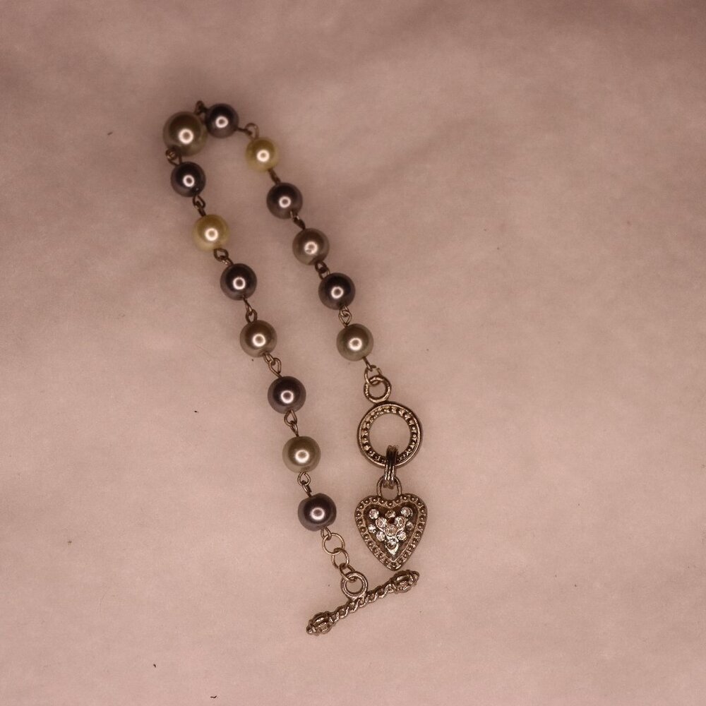 Greay Pearl style bead heart chart bracelet with open latch with metal chain - Picture 4 of 4